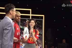 亚马尔做客天下足球收到折扇礼物，女球迷教亚马尔用中文念小孩哥