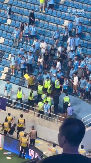 太危险了！一大连球迷赛后情绪激动欲冲场 从2米高的看台直接摔下