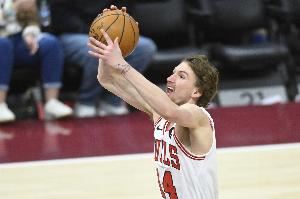 拉文：布泽利斯会要求和我一起加练 他的进步会越来越大