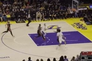 攻防建功！海斯抢断后速推反击 助攻里夫斯上篮得手