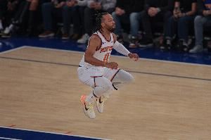 火力全开!布伦森首节11投6中&三分4中3砍下19分4篮板